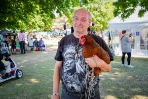 Klaus holder sin høne Putte på Brugernes Bazar 2022. 
