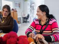 Kvinder arbejder med garn og tekstiler på Kofoeds Skoles værksted