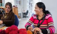 Kvinder arbejder med garn og tekstiler på Kofoeds Skoles værksted