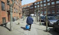 Mand går ned ad fortovet på Hillerødgade med pose i hånden