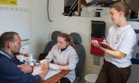 To ansatte/frivillige i Brugernes Akademis bus (Ud af C'eren) tester stofbruger for hep c