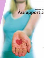Billede af forsiden af rapporten: Kvinde med turkis trøje holder hånden frem, der er tegnet et hjerte i hånden. Lilla grafik til venstre.