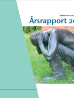 Billede af forsiden af rapporten: bronzestatue af mand, der sidde rpå hug og tager sig til hovedet. Blålig tekst på hvid baggrund og turkis grafik til venstre.