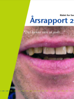 Billede af forsiden af rapporten: Mund med gule tænder. Grøn grafik til venstre, bl tekst på hvid baggrund.