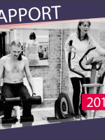 Billede af forsiden på rapporten: socialt udsatte mennesker træner på fitnessmaskiner. Hvid tekst på lilla baggrund.