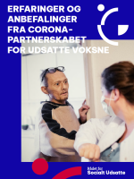Billede af forsiden af publikationen, blå baggrund med billede af mand der hilser på socialsygeplejerske med albuen (coronahilsen)
