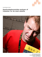 Billede af forsiden på publikationen: mand kigger i kameraet med Hus-Forbi key-hanger om halsen og rød trøje på. Sort tekst på hvid baggrund.