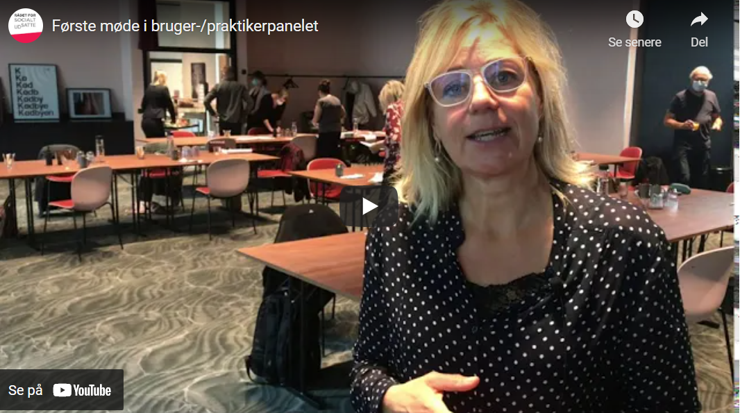 Startskuddet i videoen: Vibe Klarup der interviewes med mødelokalet i baggrunden